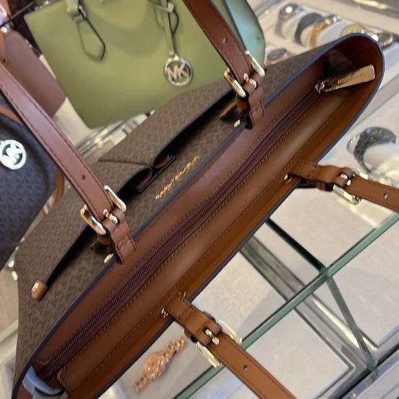 MICHAEL KORS JET SET TRAVEL MEDIUM DOUBLE POCKET TOTE 
BROWN SIGNATURE
NWT - Picture 10 of 16